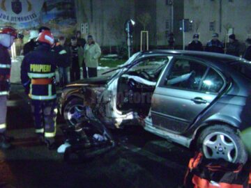 Accident în centrul orașului Gura Humorului, din cauza vitezei și a poleiului