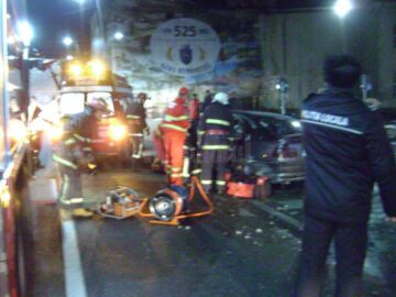 Bărbatul de 55 de ani a rămas încarcerat în autoturism, fiind scos de echipajul specializat în descarcerare