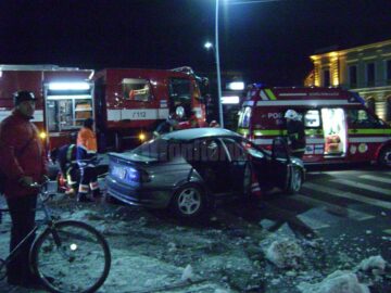 Accident în centrul orașului Gura Humorului, din cauza vitezei și a poleiului