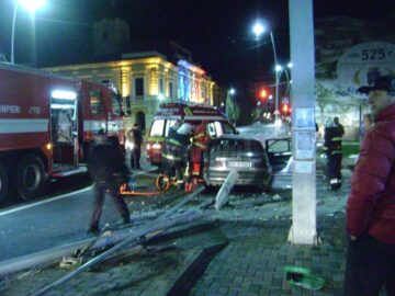 Accident în centrul orașului Gura Humorului, din cauza vitezei și a poleiului