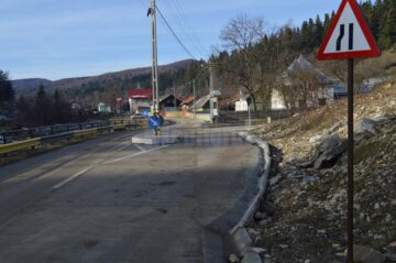 Povestea stâlpului care a răsărit în mijlocul unei șosele din comuna Sucevița