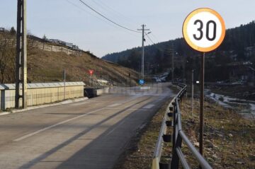 Povestea stâlpului care a răsărit în mijlocul unei șosele din comuna Sucevița