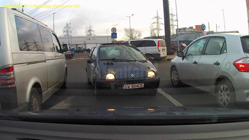 Șoferul a uitat regulile de circulație și în loc să ocolească sensul giratoriu prin dreptul Bazarului a luat-o direct pe sens opus