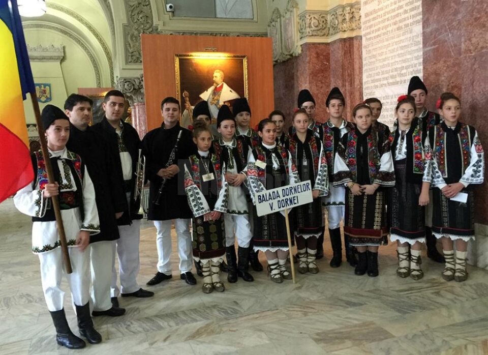 Ansamblul “Balada Dornelor” al Clubului Copiilor Vatra Dornei, la Alba Iulia