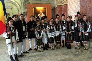 Ansamblul “Balada Dornelor” al Clubului Copiilor Vatra Dornei, la Alba Iulia