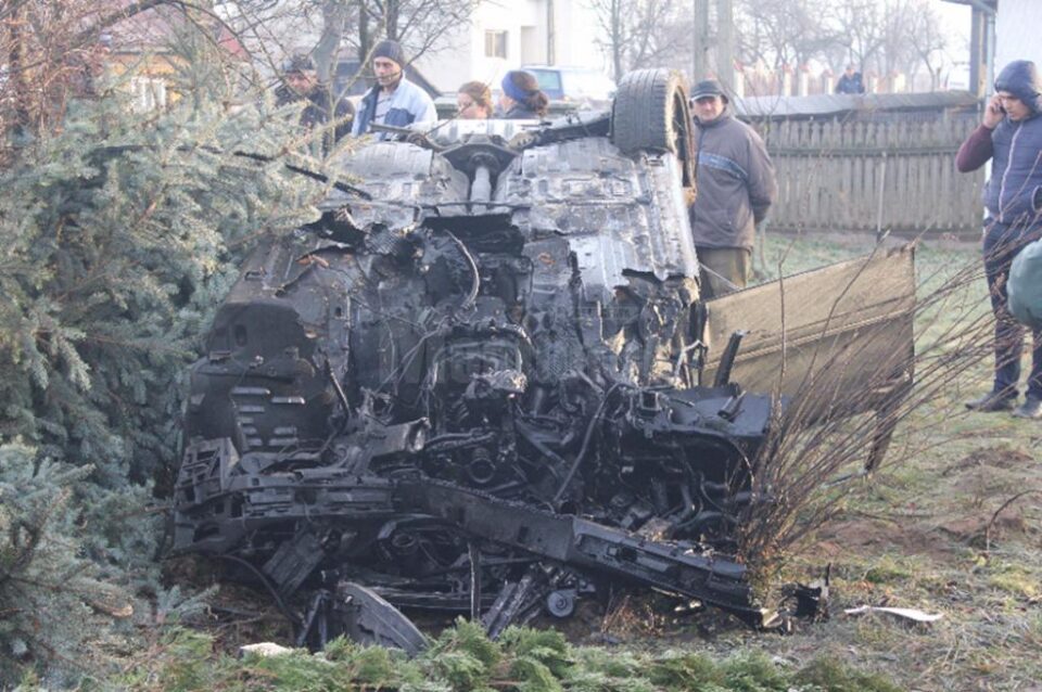 Bolidul distrus, răsturnat în curtea casei cântăreței Sofia Vicoveanca