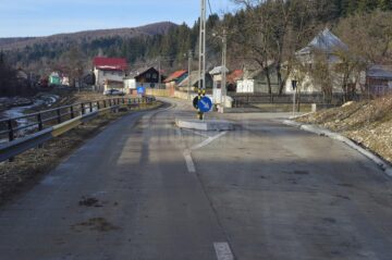 Povestea stâlpului care a răsărit în mijlocul unei șosele din comuna Sucevița
