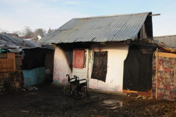 Locuința în care s-a adăpostit bărbatul și care a luat foc duminică dimineață