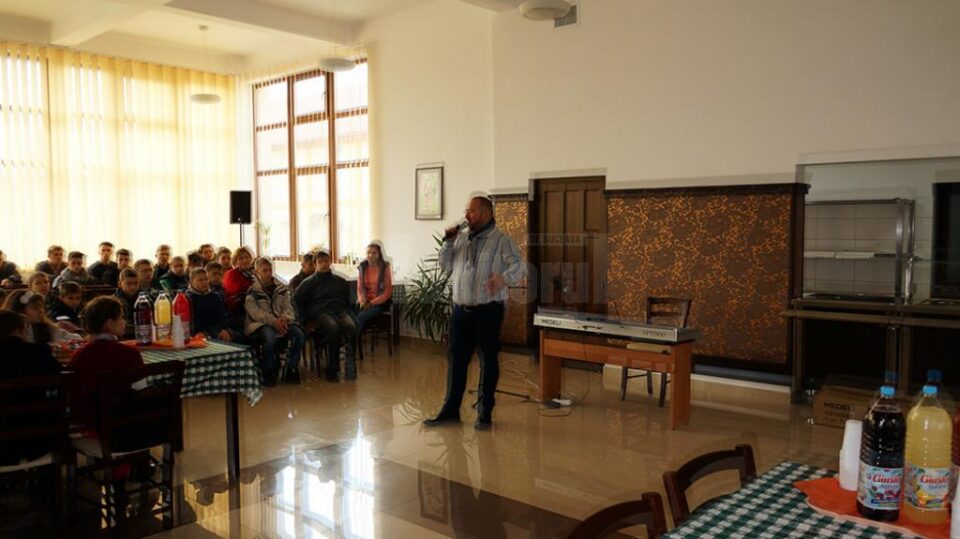 Cadou muzical oferit de copii de la Colegiul de Artă orfanilor de la Rădăuți