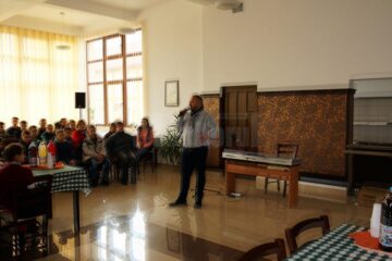 Cadou muzical oferit de copii de la Colegiul de Artă orfanilor de la Rădăuți