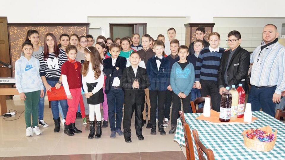 Cadou muzical oferit de copii de la Colegiul de Artă orfanilor de la Rădăuți