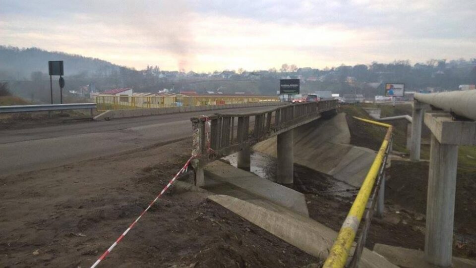 Podul este situat în zona fostului obor al comunei Șcheia, pe drumul comunal 74