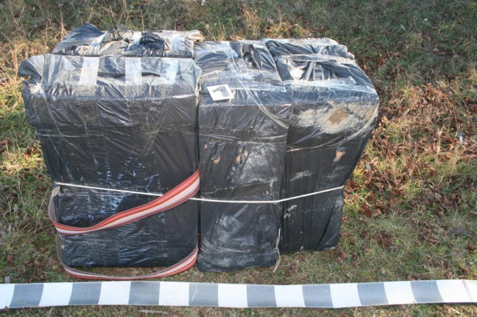 Țigări de 16.000 de euro confiscate de polițiștii de frontieră la Vicovu de Sus Țigări de 16.000 de euro confiscate de polițiștii de frontieră la Vicovu de Sus