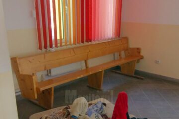 Bătrânul, lăsat pe o saltea în fața biroului de asistență socială