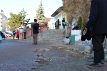 Trotuarul pe care circulă zilnic foarte multă lume, este o adevărată bătaie de joc la adresa sucevenilor