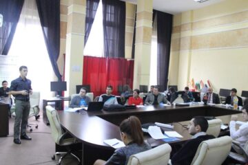 Studenții suceveni prezentându-si lucrările