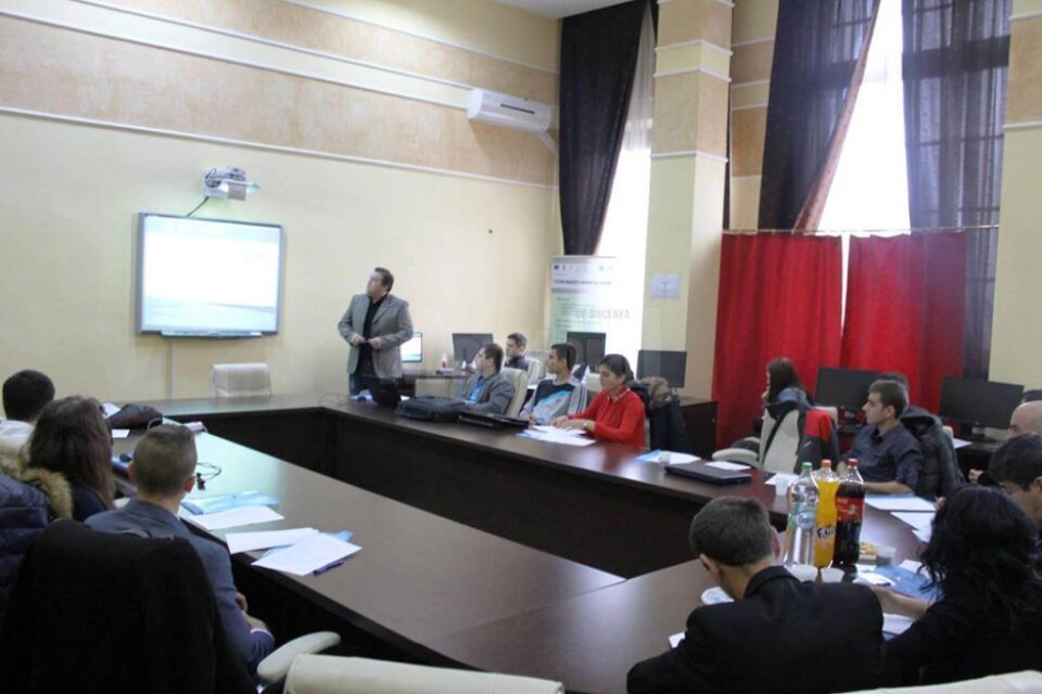 Studenții suceveni prezentându-si lucrările