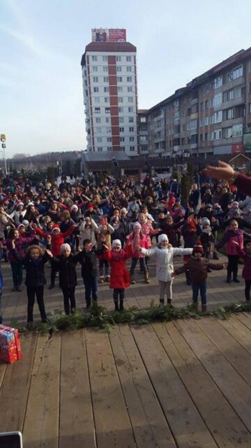 „Cutiuța veselă”, o campanie de strângere de cadouri pentru copiii din centrele de plasament sucevene