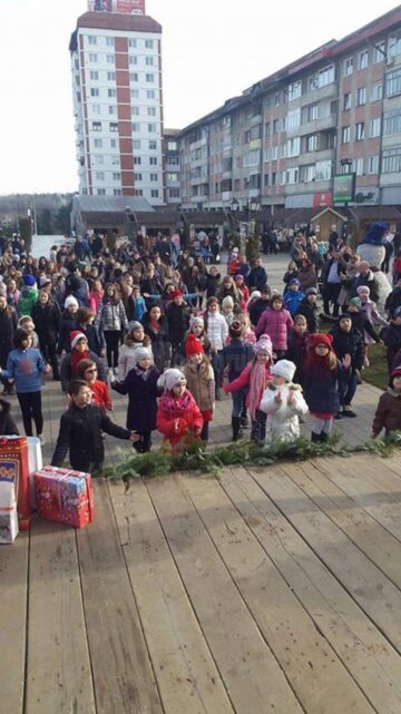 „Cutiuța veselă”, o campanie de strângere de cadouri pentru copiii din centrele de plasament sucevene