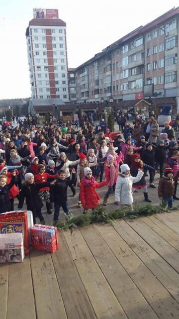 „Cutiuța veselă”, o campanie de strângere de cadouri pentru copiii din centrele de plasament sucevene
