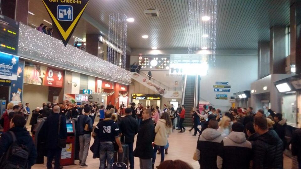 Consiliul Județean Suceava și Ansamblul ”Ciprian Porumbescu” au organizat, ieri, un flashmob pe Aeroportul Internațional ”Henri Coandă” Otopeni Consiliul Județean Suceava și Ansamblul ”Ciprian Porumbescu” au organizat, ieri, un flashmob pe Aeroportul Internațional ”Henri Coandă” Otopeni