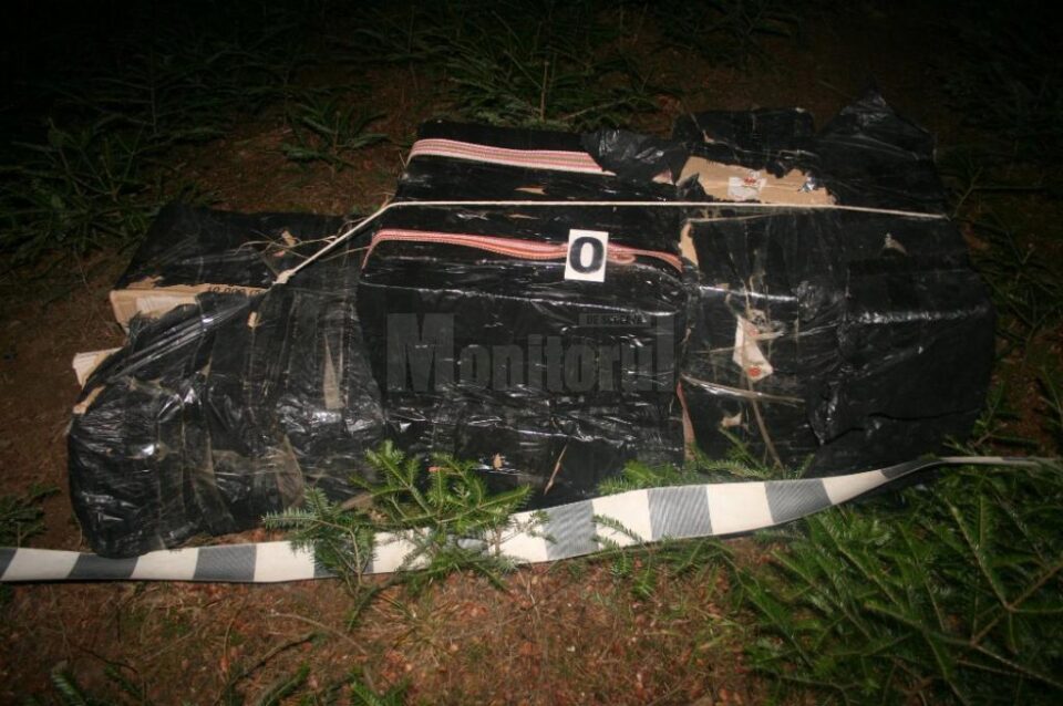 Coletele învelite în folie neagră conțineau 5.770 de pachete de țigarete marca Fest, de culoare albastră, de proveniență Republica Belarus