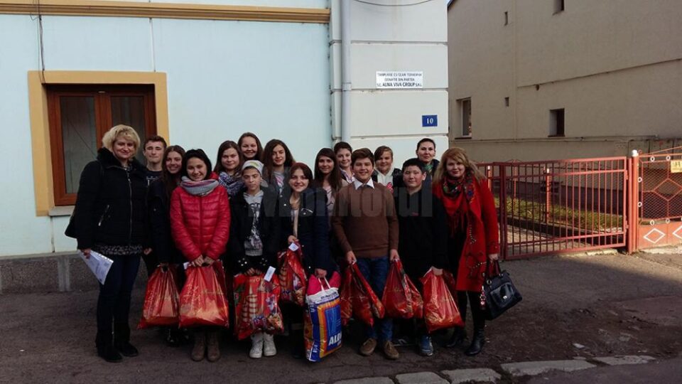 Elevii Școlii „Acad. H. Mihăescu” Udești au dus daruri copiilor sărmani