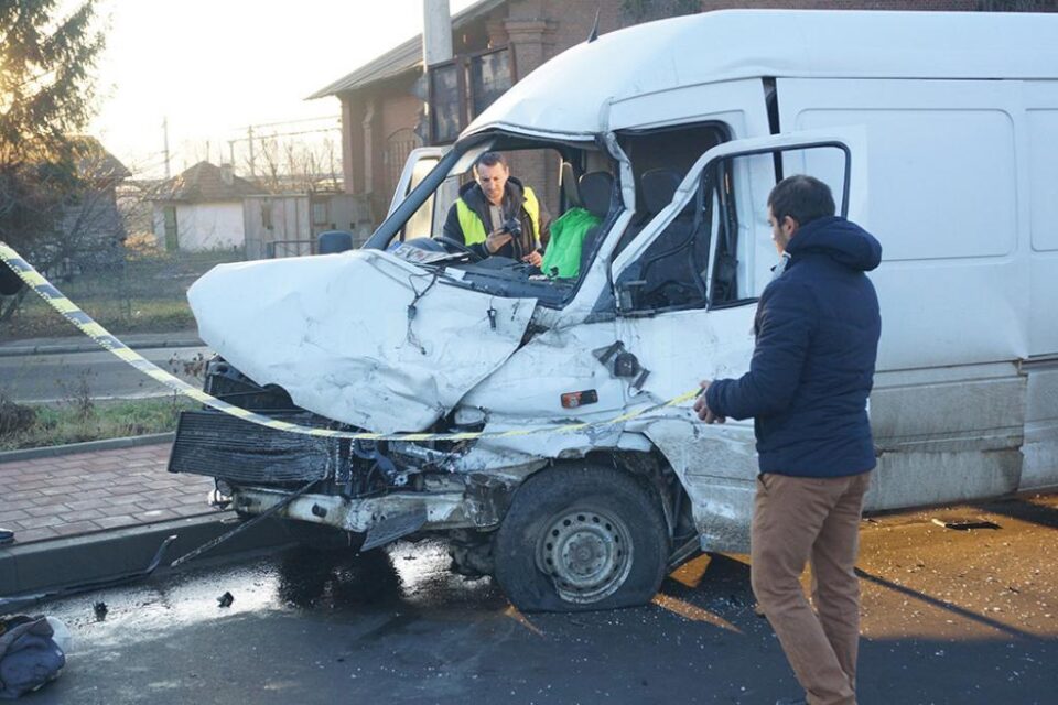 Rarița Negrea, în vârstă de 67 de ani, cu domiciliul în Cornu Luncii, se afla la volanul unei autoutilitare marca Mercedes și încerca să vireze spre Gara Burdujeni