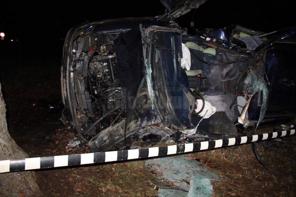 Impactul a fost extrem de violent, iar mașina s-a transformat într-un morman de fiare contorsionate, două persoane fiind proiectate prin parbriz în exterior