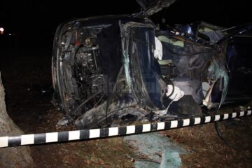 Impactul a fost extrem de violent, iar mașina s-a transformat într-un morman de fiare contorsionate, două persoane fiind proiectate prin parbriz în exterior