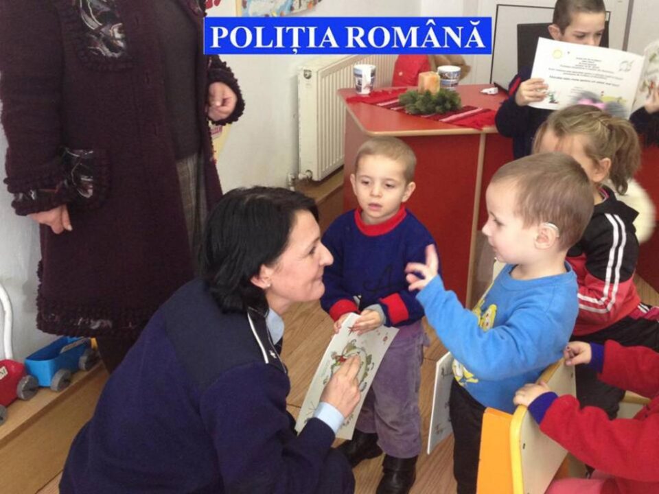 Copiii cu deficiențe de auz, învățăți cum să ocolească problemele penale