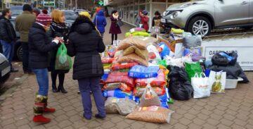 Peste trei tone și jumătate de hrană, conserve, medicamente și pături au fost donate adăpostului de câini din lunca Sucevei