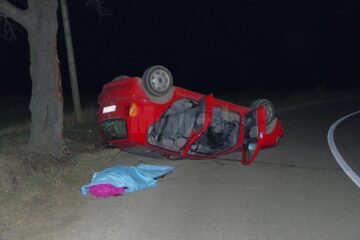 Șoferul a pierdut controlul mașinii într-o curbă deosebit de periculoasă spre stânga, lovindu-se violent de singurul copac aflat pe marginea drumului