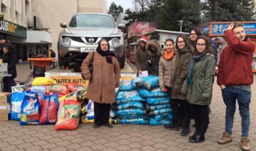 Peste trei tone și jumătate de hrană, conserve, medicamente și pături au fost donate adăpostului de câini din lunca Sucevei