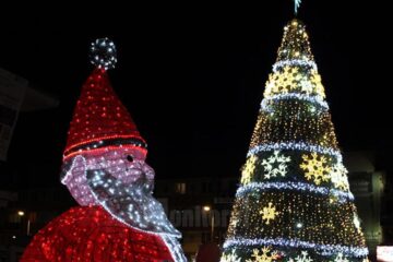 Moș Crăciun va veni mai devreme pentru mii de copii, astăzi, la bradul din centrul Sucevei