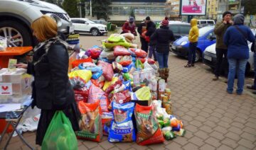 Peste trei tone și jumătate de hrană, conserve, medicamente și pături au fost donate adăpostului de câini din lunca Sucevei