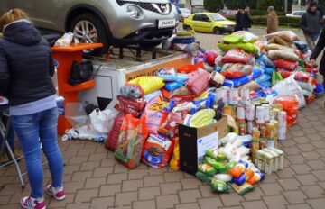 Peste trei tone și jumătate de hrană, conserve, medicamente și pături au fost donate adăpostului de câini din lunca Sucevei