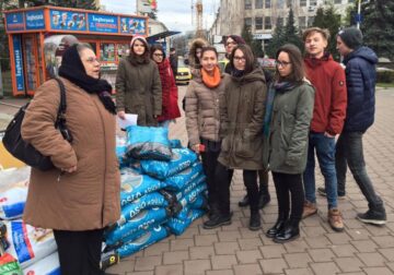 Peste trei tone și jumătate de hrană, conserve, medicamente și pături au fost donate adăpostului de câini din lunca Sucevei