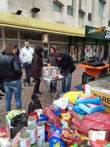 Peste trei tone și jumătate de hrană, conserve, medicamente și pături au fost donate adăpostului de câini din lunca Sucevei