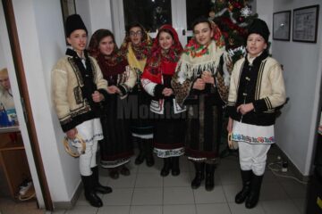 Un grup de elevi din Cornu Luncii a colindat redacția Monitorului de Suceava