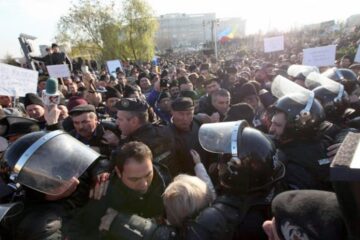 Alături de colegii lor din țară, în număr de câteva mii, ciobanii au luat cu asalt clădirea Palatului Parlamentului și au fost opriți cu greu de jandarmi. Foto: Adevărul