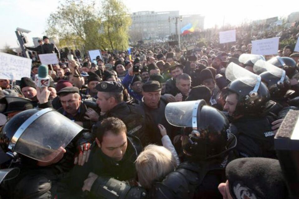 Alături de colegii lor din țară, în număr de câteva mii, ciobanii au luat cu asalt clădirea Palatului Parlamentului și au fost opriți cu greu de jandarmi. Foto: Adevărul