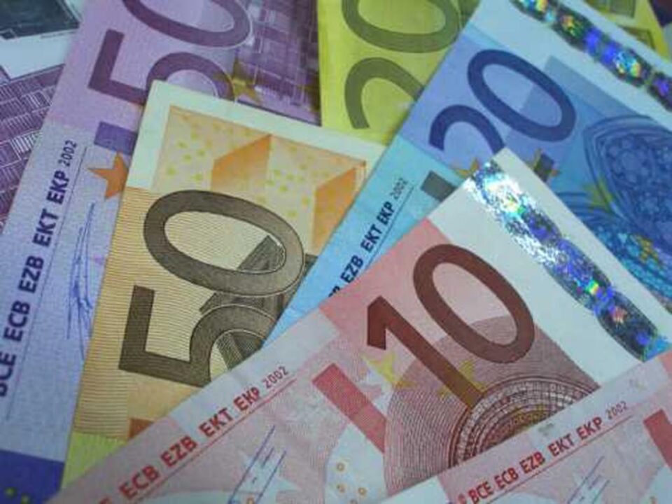 Cadrele didactice și auxiliare din învățământul preuniversitar și universitar nu vor mai primi în acest an 150 de euro pentru formare profesională