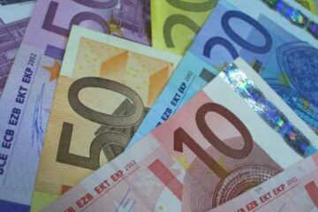 Cadrele didactice și auxiliare din învățământul preuniversitar și universitar nu vor mai primi în acest an 150 de euro pentru formare profesională