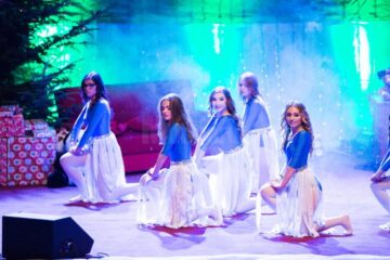 Elevii Colegiului „Petru Rareș” au strâns peste 9.000 de lei pentru copiii îngrijiți de părintele Negrea, din Podu Coșnei