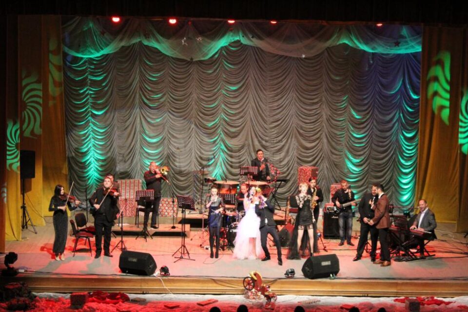 Concert de Crăciun oferit sucevenilor de artiștii Mirel Manea, Vlad Miriță și Viorica Macovei