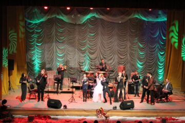Concert de Crăciun oferit sucevenilor de artiștii Mirel Manea, Vlad Miriță și Viorica Macovei