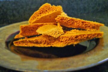 Fagure de caramel (honeycomb). Foto: thecookingcoach.eu