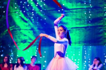 Elevii Colegiului „Petru Rareș” au strâns peste 9.000 de lei pentru copiii îngrijiți de părintele Negrea, din Podu Coșnei
