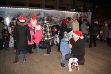 5.000 de cadouri pentru copii au fost împărțite la bradul din centrul Sucevei